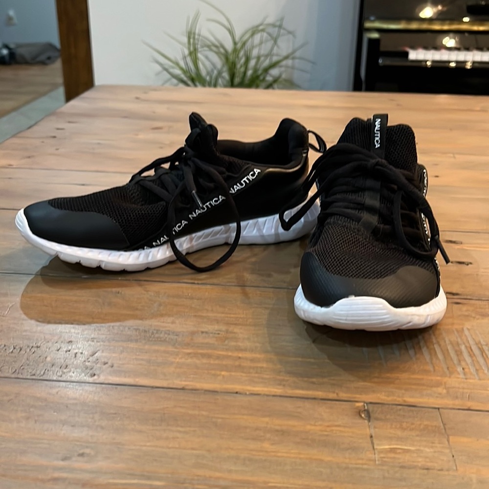 Boys Nautical black tennis shoes size 4